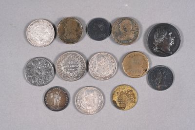 a lot of coins that are on the table