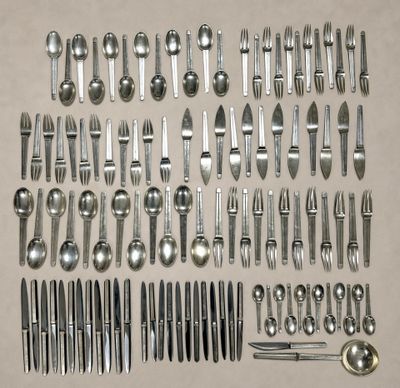 beaucoup de cuillères et de fourchettes en argent sur la table