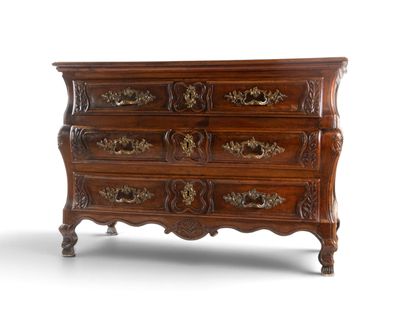 une image d'une commode en bois avec des sculptures ornementales