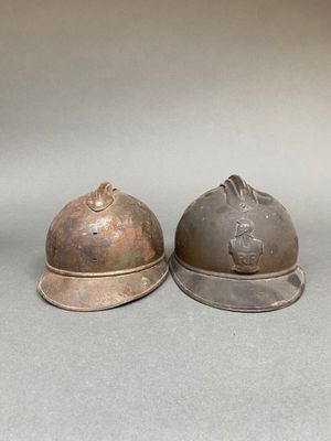 deux casques posés l'un à côté de l'autre sur une table