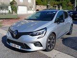 une voiture argentée garée sur le bord de la route