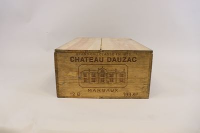 une boîte en bois portant une étiquette, posée sur une surface blanche