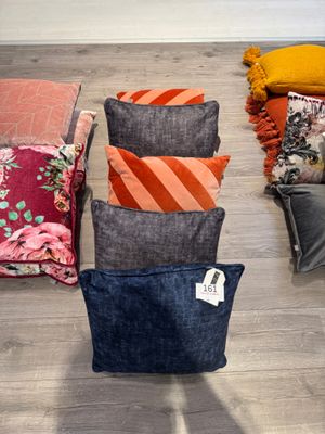 5 coussins dont imitation croco et formes géométriques DUTCH…