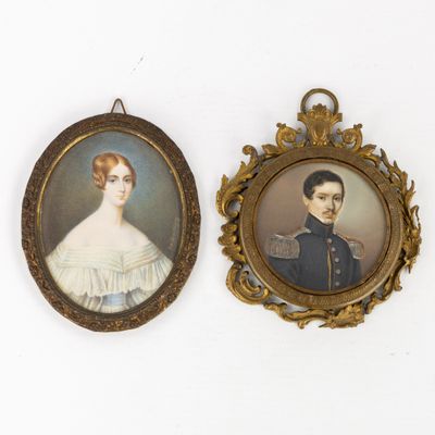 deux portraits encadrés représentant un homme et une femme en tenue militaire