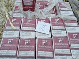 un grand nombre de cartons posés sur le sol