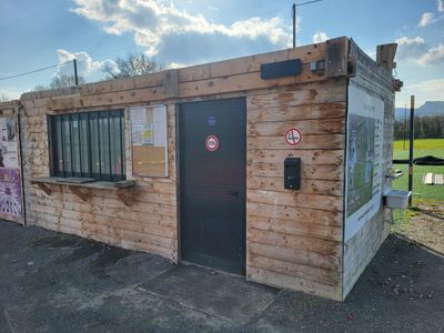Cabane type 'ALGECO' recouverte de bardage, raccordée en éle… - Photo 1