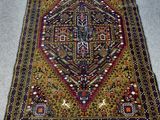 un tapis à franges posé à même le sol et un motif tracé au sol