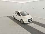 une petite voiture blanche garée dans une pièce blanche