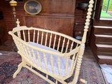 un lit de bébé au milieu d'une pièce, avec un tapis au sol