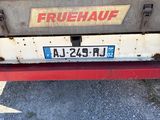 une photo d'un camion portant une plaque d'immatriculation « Fruehauf » à l'arrière