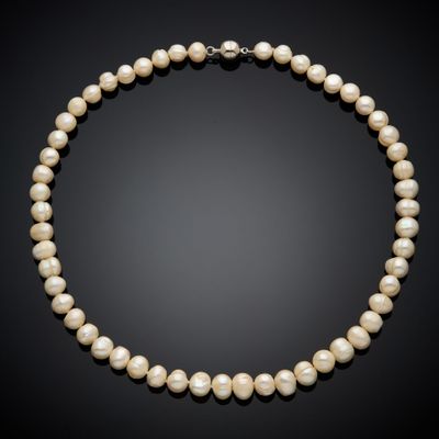 un collier de perles de culture et de diamants