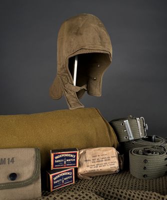 many items that are sitting on a table