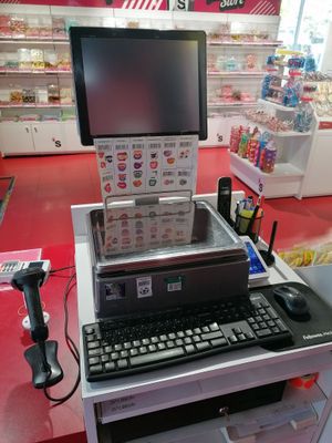 une photo représentant un ordinateur et un clavier dans un magasin