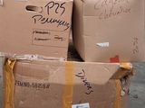 plusieurs boîtes sont empilées sur une palette