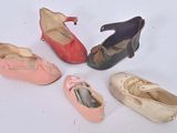 Plusieurs paires de chaussures sont alignées sur une surface blanche