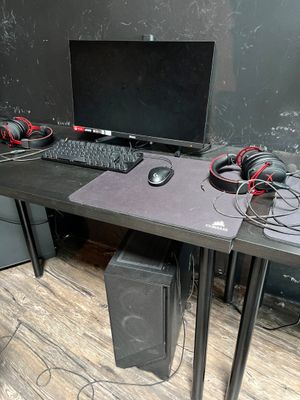 un bureau d'ordinateur équipé d'un écran, d'un clavier, de haut-parleurs et d'une souris
