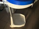 une photo d'une table bleue et blanche dans une cuisine