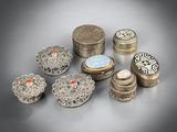 plusieurs types de bijoux en argent posés sur un fond gris