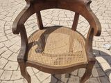 une chaise en bois posée sur une terrasse en briques