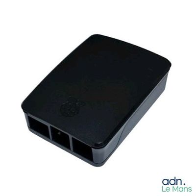 un gros plan d'un petit appareil noir sur fond blanc