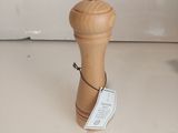 un moulin à poivre en bois sur lequel est accrochée une étiquette de prix