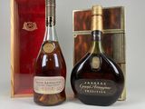 Deux bouteilles de brandy sont posées l'une à côté de l'autre sur une table.