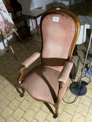 une chaise qui se trouve au milieu d'une pièce
