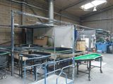 de nombreuses tables et chaises dans une pièce dotée de nombreuses fenêtres