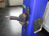 une perceuse fixée à un poteau dans un garage