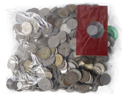 un sac rempli de pièces de monnaie, surmonté d'un sac rouge