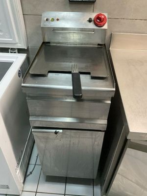 une image d'une cuisine avec une cuisinière et un lave-vaisselle