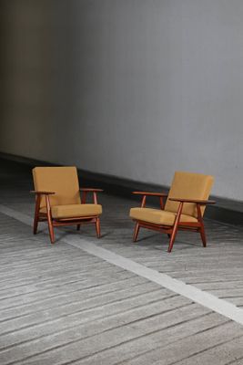 deux chaises posées sur un parquet