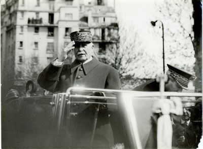une photo en noir et blanc d'un homme en costume et chapeau
