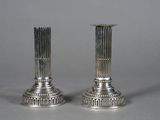 paire de bougeoirs anciens en argent à socles cannelés