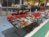 de nombreuses caisses contenant des articles divers, posées sur une table dans un entrepôt