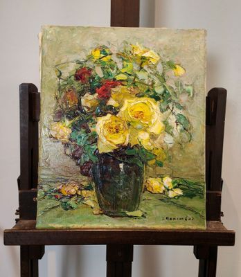 un tableau représentant des roses jaunes dans un vase posé sur un chevalet