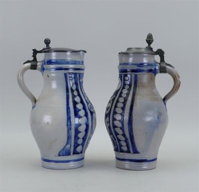 paire de vases bleus et blancs munis d'anses, posés sur un support blanc