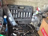 un grand nombre d'outils posés sur une table