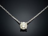 un pendentif en diamant suspendu à une chaîne sur fond noir