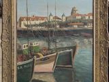 une peinture à l'huile représentant deux bateaux dans un port, avec des bâtiments en arrière-plan