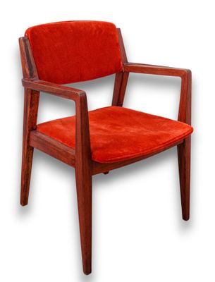 une image représentant une chaise en bois avec une assise et des accoudoirs rouges