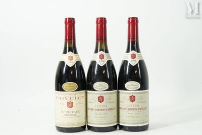 trois bouteilles de vin sont alignées sur une surface blanche