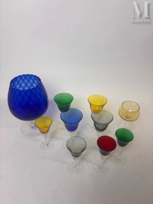 Travail XXe Ensemble de neuf verres à vin à pieds torsadés (…