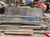 un tas de vieux outils et d'autres objets dans une pièce