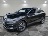 Une Nissan Rogue Sport noire de 2019 est garée sur un sol à damier.