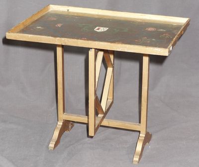 une petite table en bois sur laquelle est posé un plateau