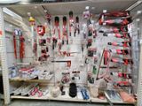 de nombreux outils accrochés au mur du magasin