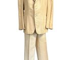 un costume beige sur un mannequin, sur fond blanc