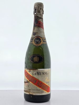 une bouteille de vin posée sur une table