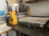 une machine qui prépare de la pâte sur une table